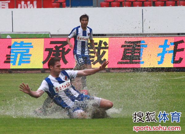  佛罗伦萨主场雨中激战，紫百合顽强逼平强敌  